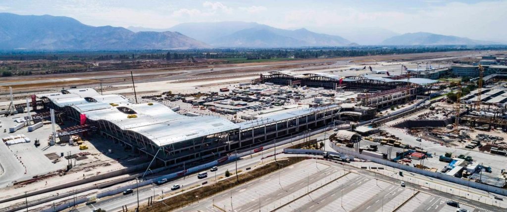 Vista aérea de la ampliación del Aeropuerto de Santiago en construcción